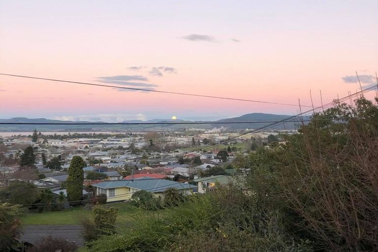 Photo of property in 2/87 Mallard Drive, Selwyn Heights, Rotorua, 3015