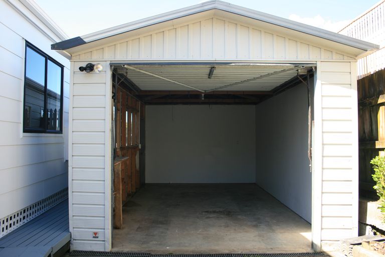 Photo of property in 72 Gallony Avenue, Massey, Auckland, 0614