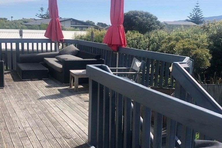 Photo of property in 135 Field Way, Waikanae Beach, Waikanae, 5036