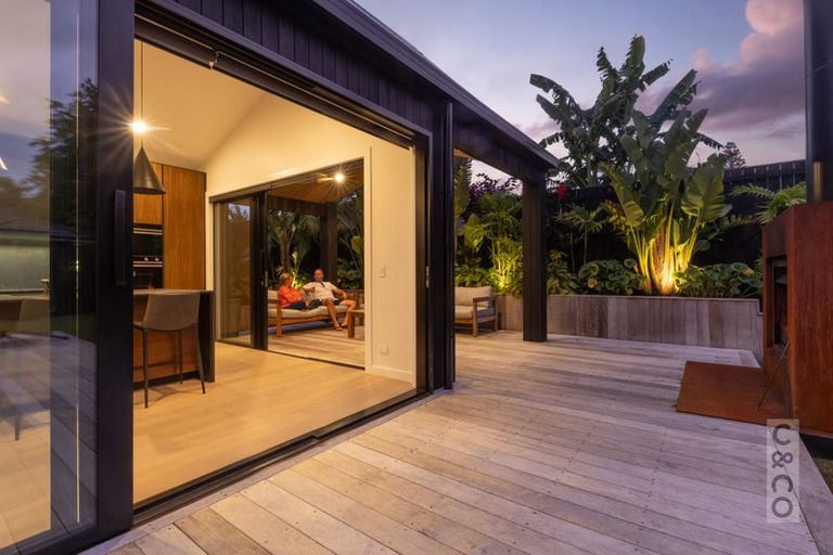 Photo of property in 1 Len Ireland Drive, Kumeu, 0810