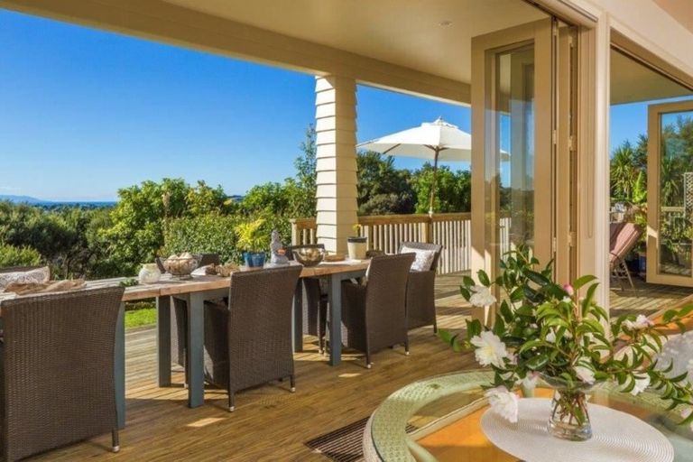 Photo of property in 121 Wade River Road, Stanmore Bay, Whangaparaoa, 0932