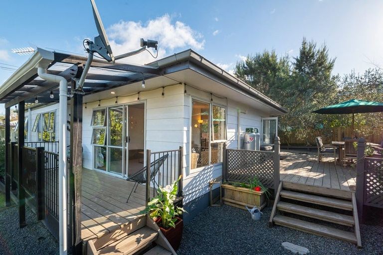 Photo of property in 1/6 Phillipa Place, Browns Bay, Auckland, 0630