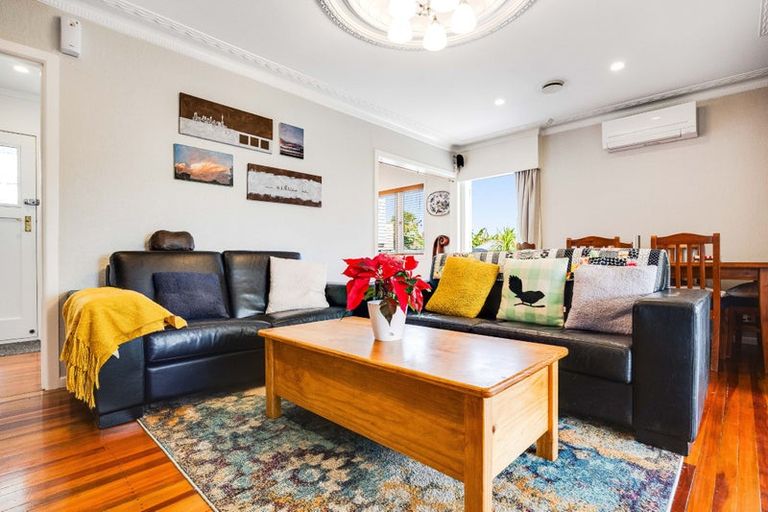 Photo of property in 16 Paton Avenue, Te Atatu South, Auckland, 0610