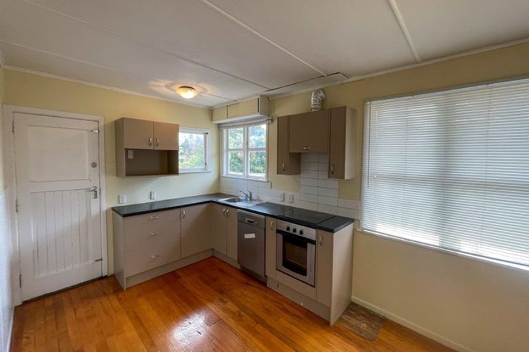 Photo of property in 12 Gill Avenue, Te Atatu Peninsula, Auckland, 0610