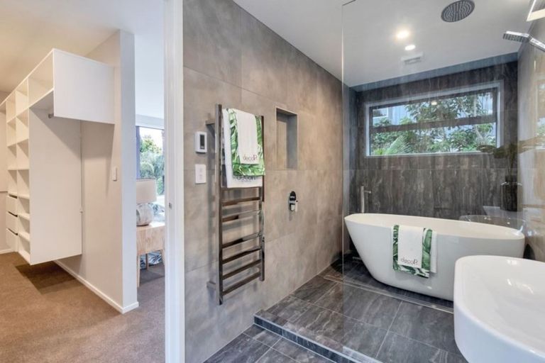 Photo of property in 1a Lyons Avenue, Murrays Bay, Auckland, 0630