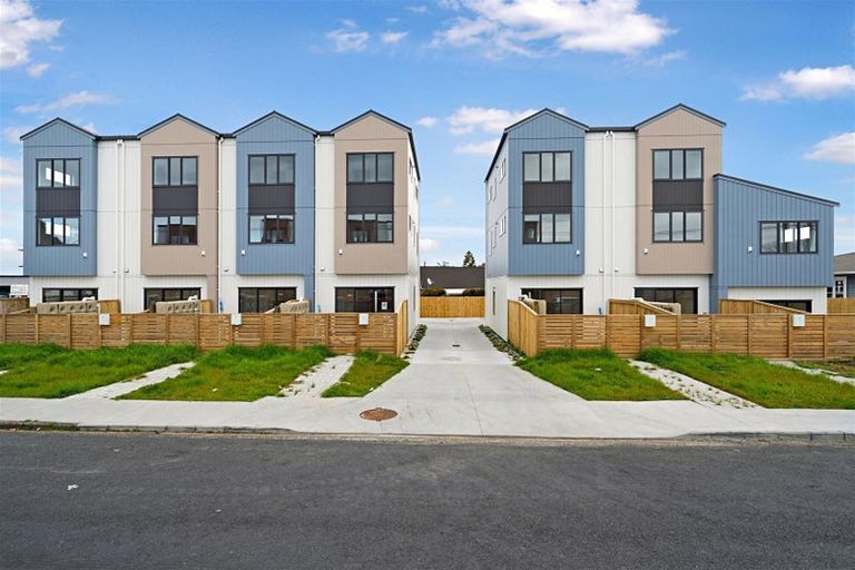 Photo of property in 1/2 Abbotleigh Avenue, Te Atatu Peninsula, Auckland, 0610