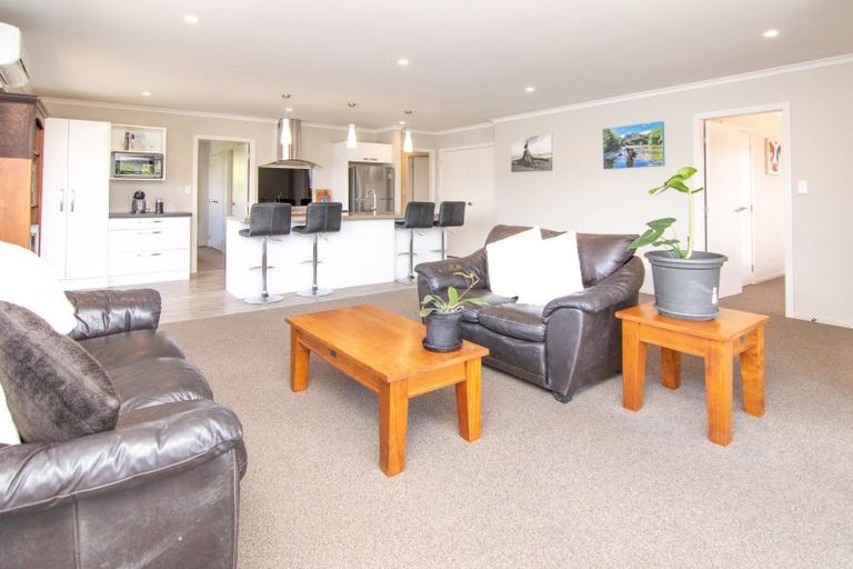 Photo of property in 9 Ruapehu Drive, Fitzherbert, Palmerston North, 4410