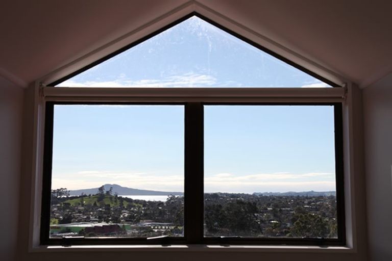 Photo of property in 17 Pitlochry Place, Highland Park, Auckland, 2010