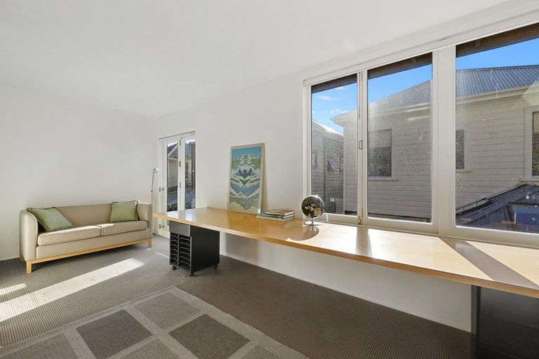 Photo of property in 198 Oriental Parade, Oriental Bay, Wellington, 6011