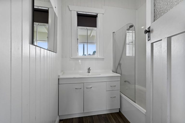 Photo of property in 25 Paynters Avenue, Strandon, New Plymouth, 4312