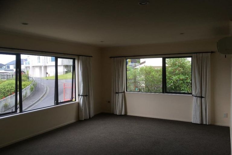 Photo of property in 39 Dress Circle, Newlands, Wellington, 6037