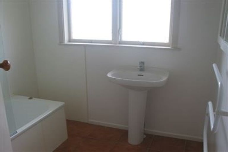 Photo of property in 1/66 Pupuke Road, Hillcrest, Auckland, 0627