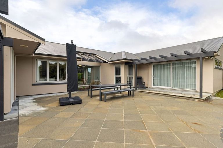 Photo of property in 37 La Lena Grove, Fitzherbert, Palmerston North, 4410