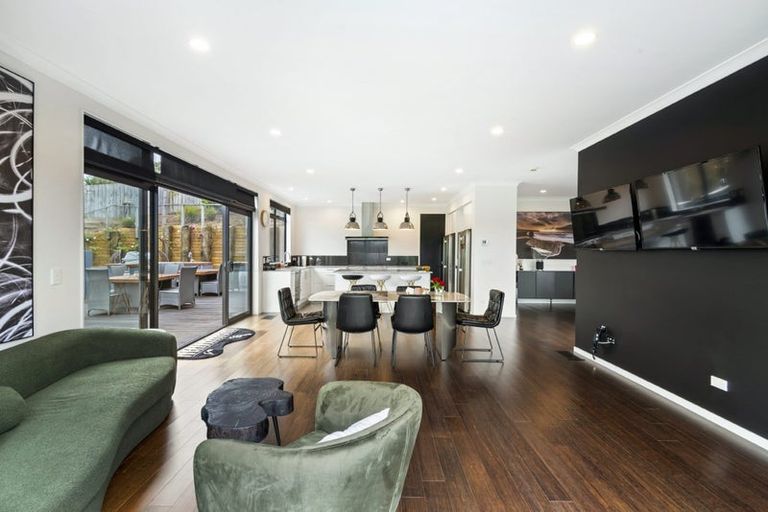 Photo of property in 16 Schopolo Place, Schnapper Rock, Auckland, 0632