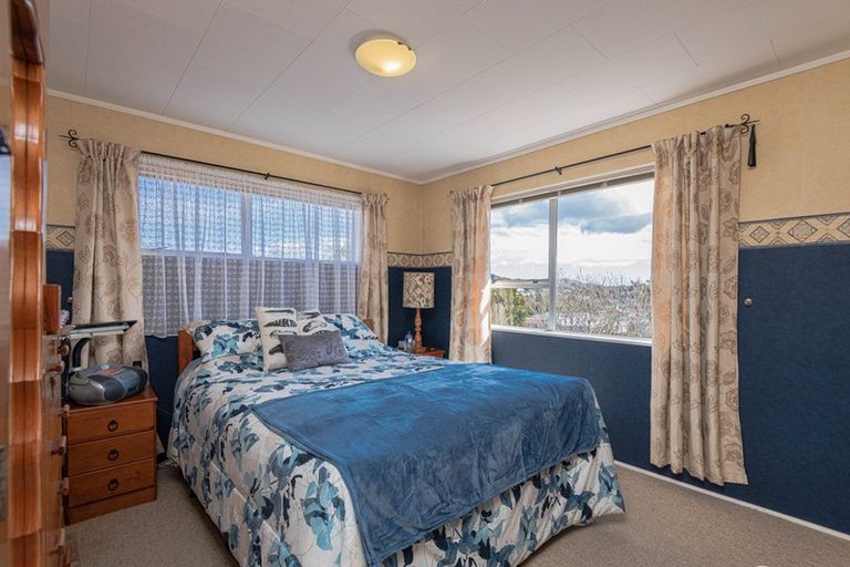 Photo of property in 56 Colchester Crescent, Newlands, Wellington, 6037