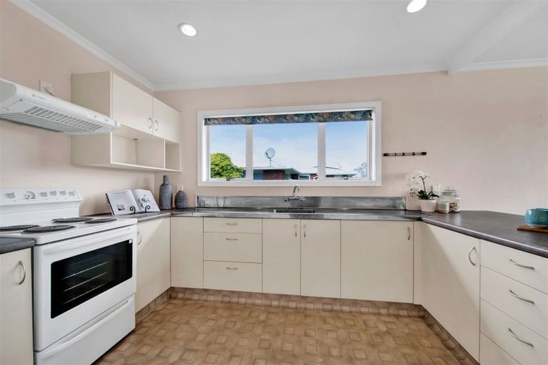 Photo of property in 43 Nevada Drive, Merrilands, New Plymouth, 4312