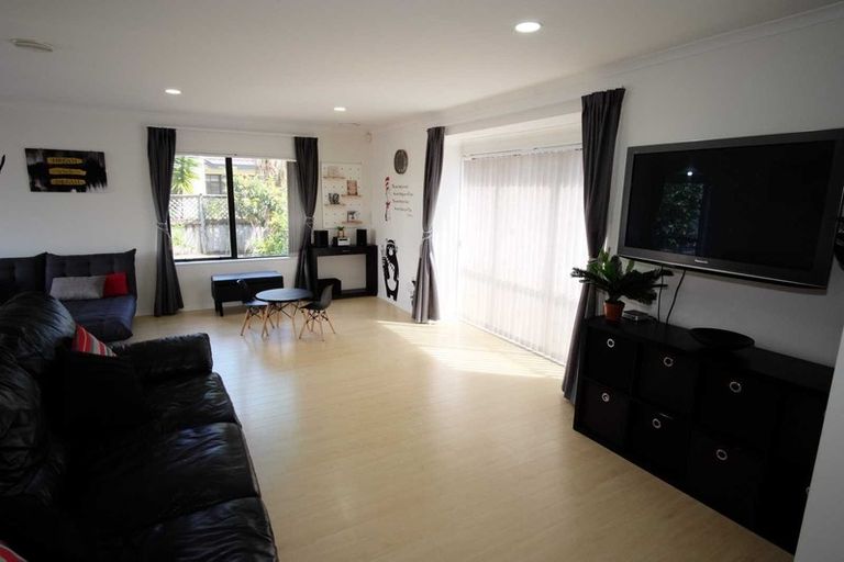 Photo of property in 8 Kalgan Place, Burswood, Auckland, 2013