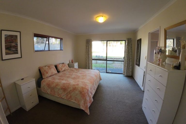 Photo of property in 5 Waimanu Bay Drive, Te Atatu Peninsula, Auckland, 0610