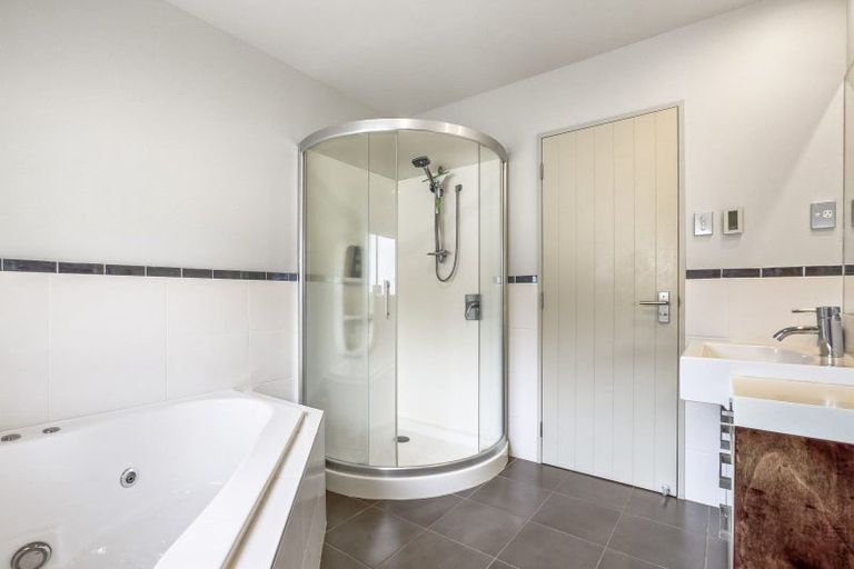 Photo of property in 70 Saddleback Rise, Murrays Bay, Auckland, 0630