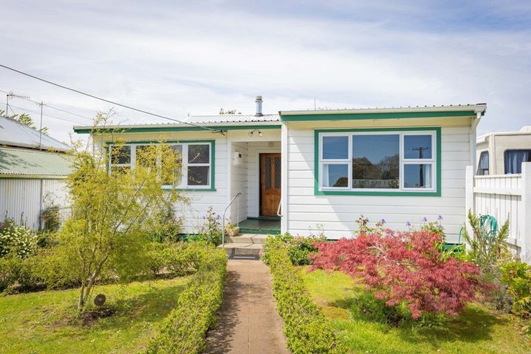 Photo of property in 28 Wilson Street, Waverley, 4510