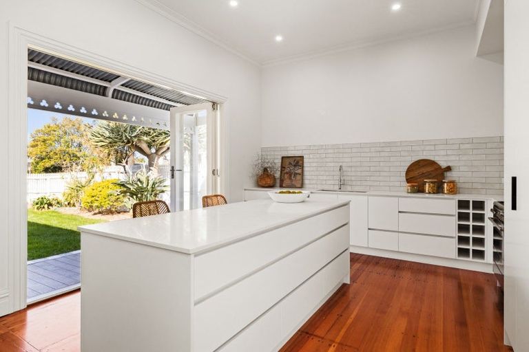 Photo of property in 27 Napier Terrace, Hospital Hill, Napier, 4110