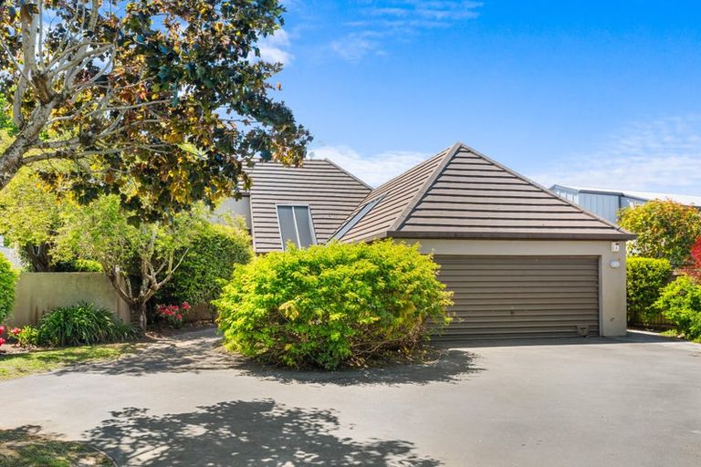Photo of property in 11 Brockhall Lane, Avonhead, Christchurch, 8042