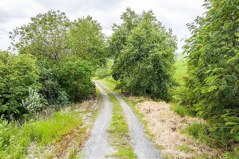 Photo of property in 215c Heatley Road, Whakapirau, 0583