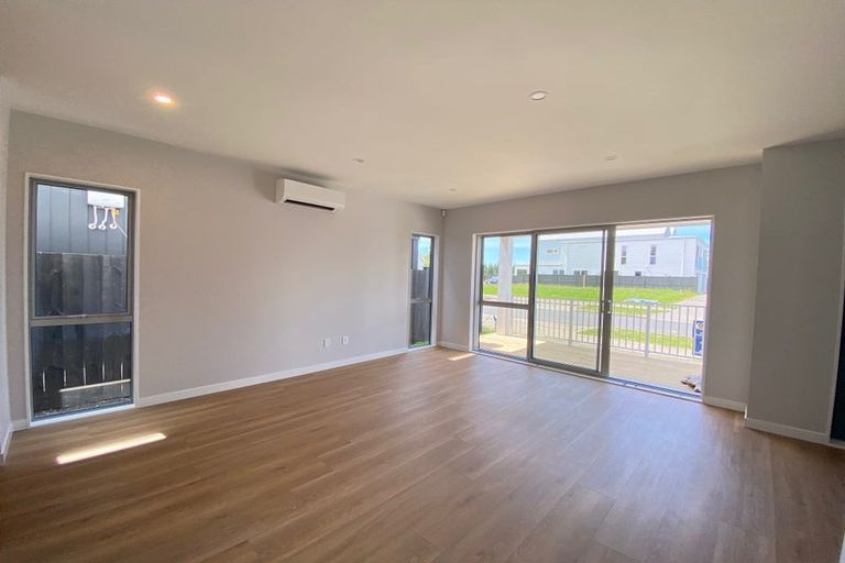 Photo of property in 11 Yellow Pear Lane, Karaka, 2578