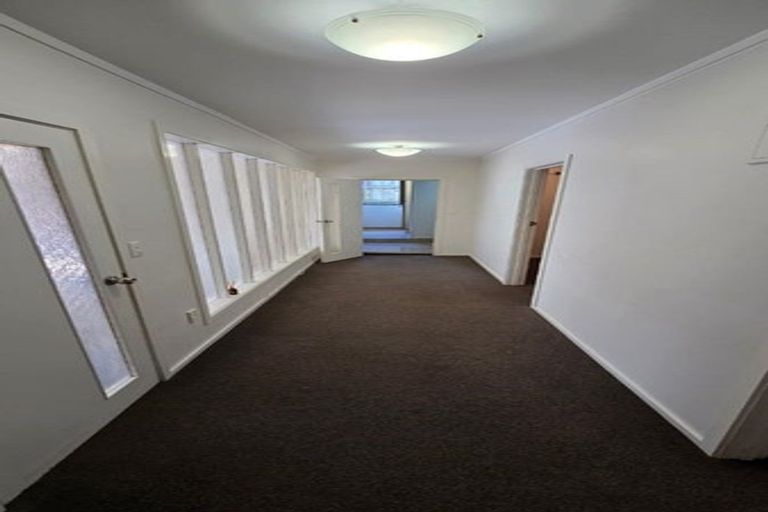 Photo of property in 1 Lauderdale Road, Birkdale, Auckland, 0626