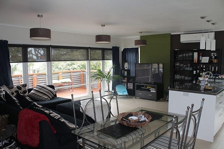 Photo of property in 43 Royal View Road, Te Atatu South, Auckland, 0610