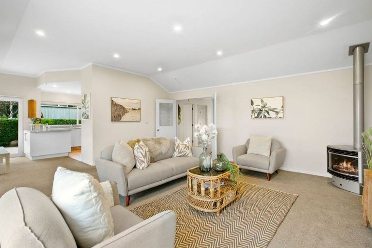 Photo of property in 11 Chatswood Grove, Fitzroy, New Plymouth, 4312