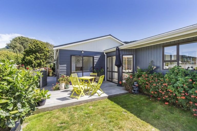 Photo of property in 14 Romney Square, Tawa, Wellington, 5028