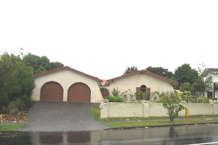 Photo of property in 124 Chelsea View Drive, Chatswood, Auckland, 0626