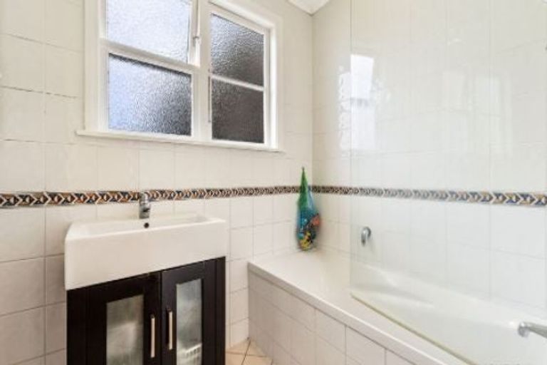 Photo of property in 76 Titirangi Road, New Lynn, Auckland, 0600