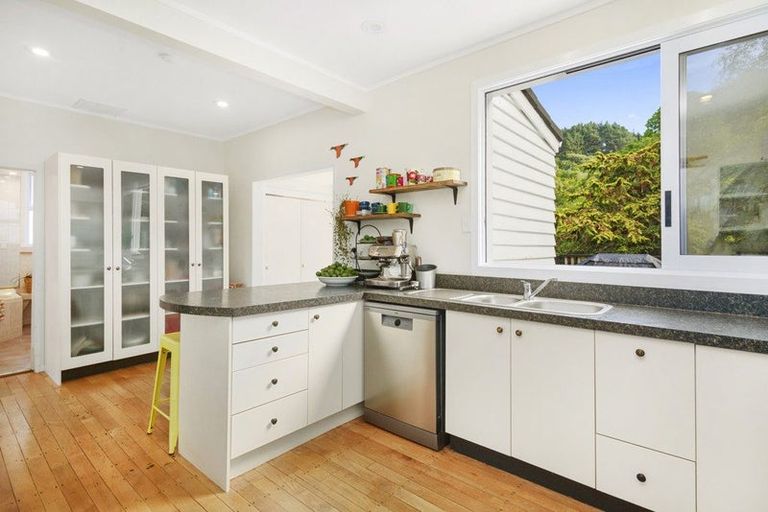 Photo of property in 6 Thomas Hook Street, Tawa, Wellington, 5028