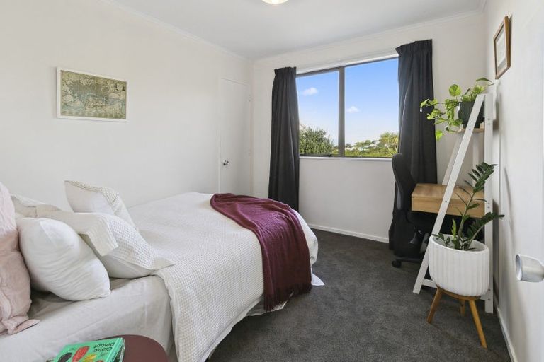 Photo of property in 5 Ladbrooke Drive, Newlands, Wellington, 6037