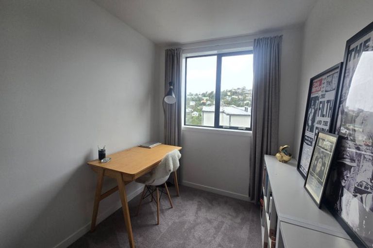 Photo of property in 52 Tiketike Way, Brooklyn, Wellington, 6021