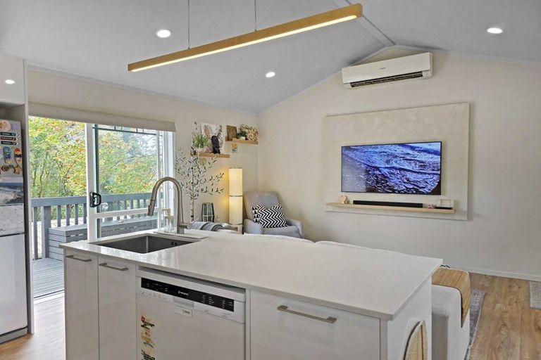 Photo of property in 86a Colwill Road, Massey, Auckland, 0614