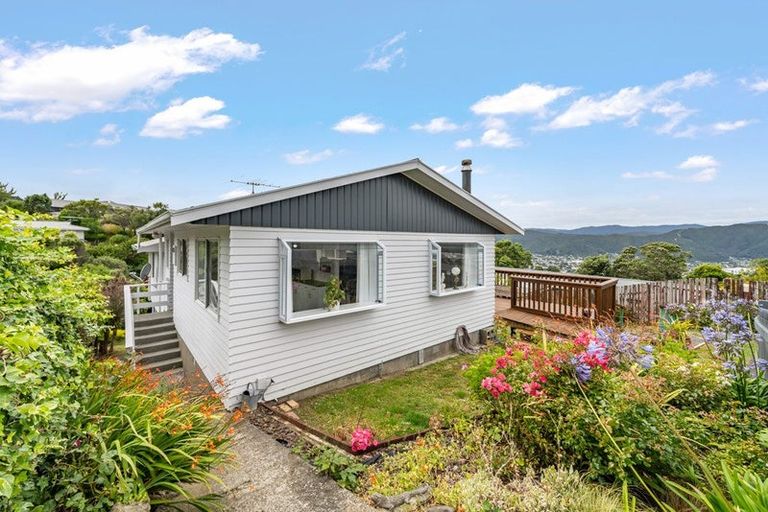 Photo of property in 6 Eastview Grove, Normandale, Lower Hutt, 5010