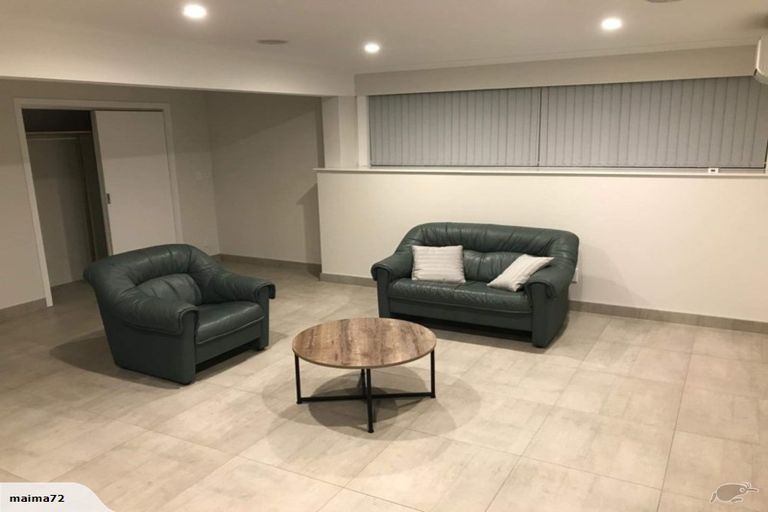 Photo of property in 2/598 Beach Road, Rothesay Bay, Auckland, 0630