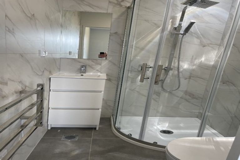 Photo of property in 32 Karoro Road, One Tree Point, 0118