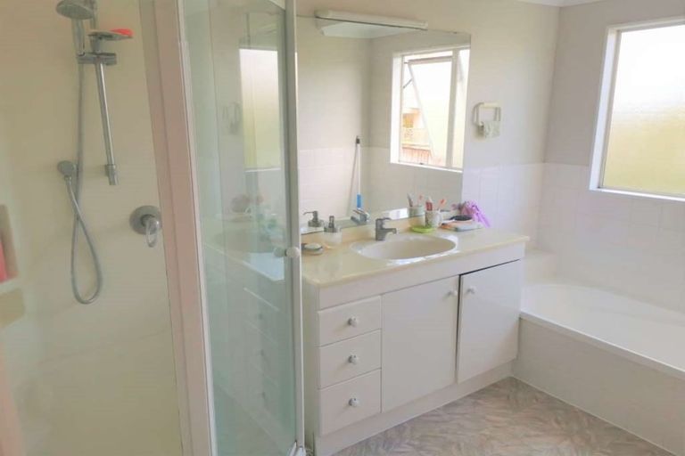 Photo of property in 28 Tyburn Lane, Unsworth Heights, Auckland, 0632