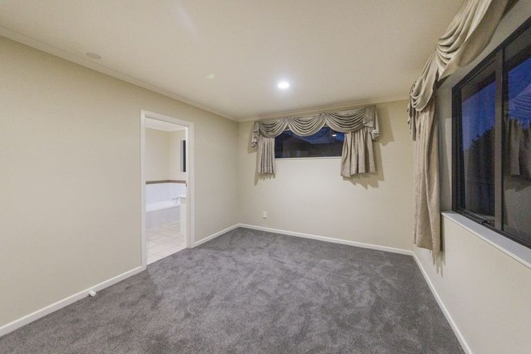 Photo of property in 98 Pacific Drive, Fitzherbert, Palmerston North, 4410