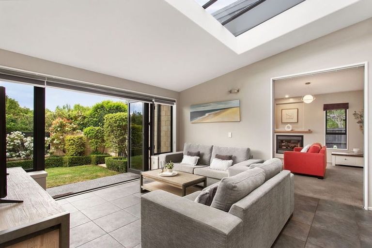 Photo of property in 28 Willowview Drive, Redwood, Christchurch, 8051