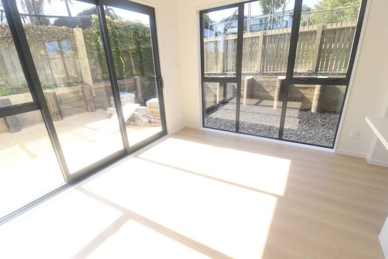 Photo of property in 1 Ngatoa Place, Glenfield, Auckland, 0629