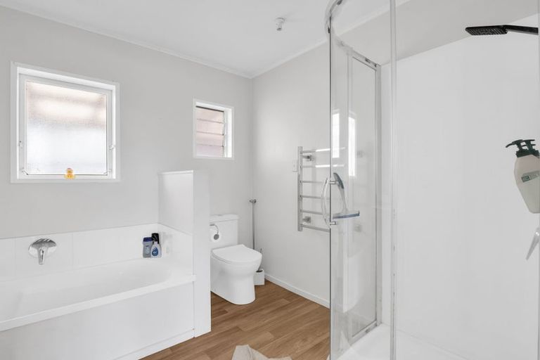 Photo of property in 18a Sylvan Crescent, Te Atatu South, Auckland, 0610