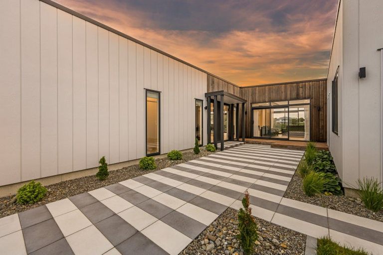 Photo of property in 67 Vaucluse Heights, Fitzherbert, Palmerston North, 4410