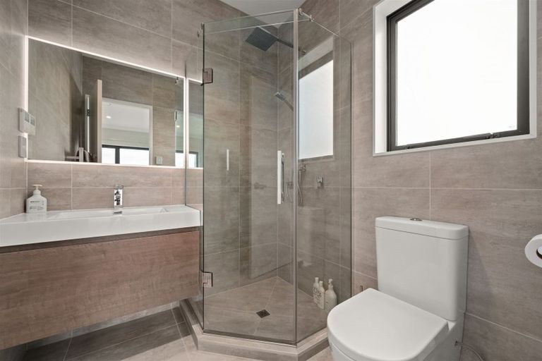 Photo of property in 2 Madden Avenue, Kumeu, 0810