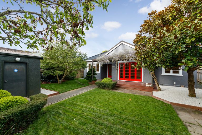 Photo of property in 21 Phoenix Avenue, Hokowhitu, Palmerston North, 4410