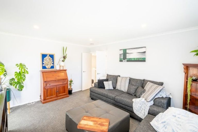 Photo of property in 96 Johnstone Drive, Fitzherbert, Palmerston North, 4410